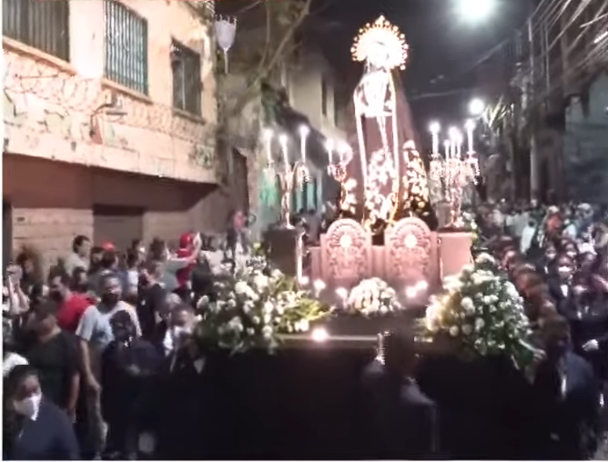 Concurrida procesión del Santo Entierro en su recorrido a la Iglesia El  Calvario 