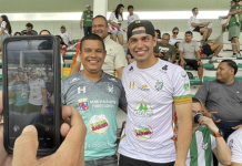 Mauricio Dubón se deja querer por los aficionados del Platense en el estadio Excélsior