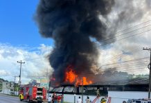 ¡Pérdidas millonarias! Enorme incendio arrasó fábrica de hilos y mechas en Choloma